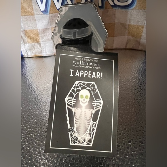 Bath & Body Works Ghostly Goblet Projector W/ 1 Wallflowers Fragrance Plug In - Picture 7 of 11